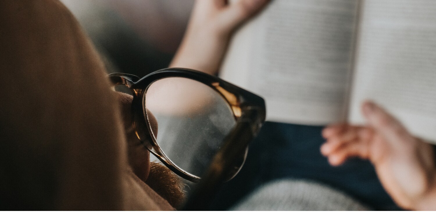Can you wear reading glasses with contacts?